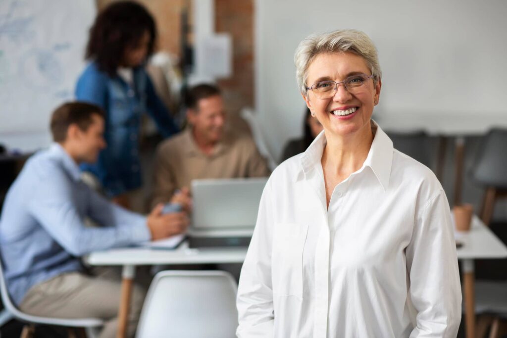 close-up-frau-laechelt-in-konferenz