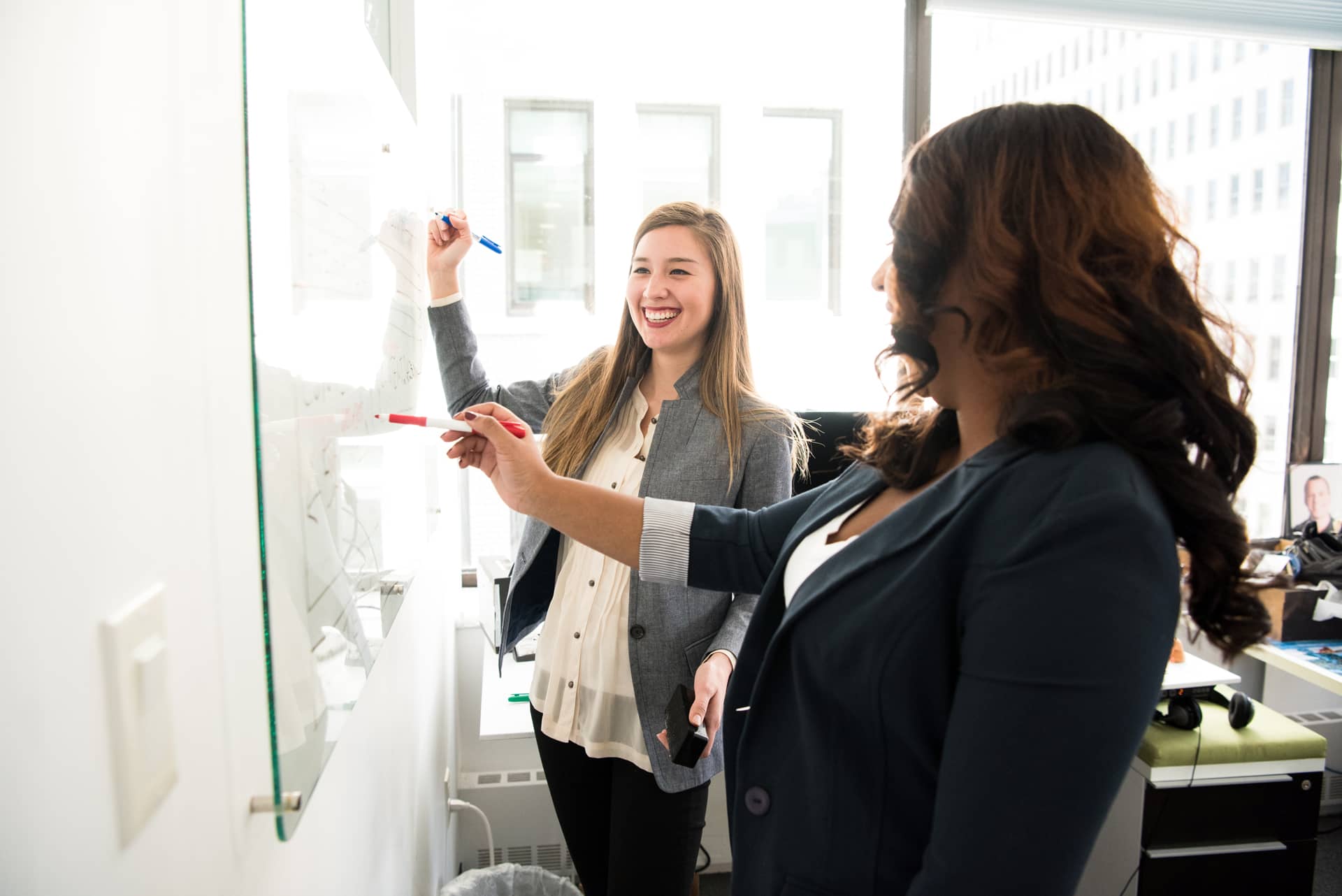 seminar-junge-frauen-an-whiteboard